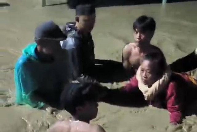 Warga di Desa Ciuyah, Kecamatan Waled, Kabupaten Cirebon, saat mengevakuasi seorang warga lansia menggunakan alat seadanya ketika banjir menerjang pada Selasa (5/3) malam. Foto: Istimewa 