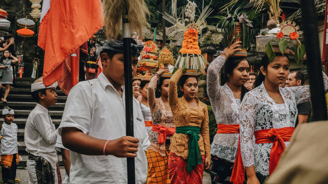 ilustrasi apa yang dimaksud dengan komunikasi lintas budaya - Sumber: unsplash.com/@rubenhutabarat