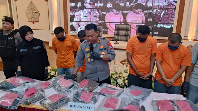 Polisi menunjukan barang bukti dan tersangka Komplotan pencuri yang berhasil ditangkap Polsek Ngaglik, Sleman, Rabu (6/3). Foto: Arfiansyah Panji/kumparan