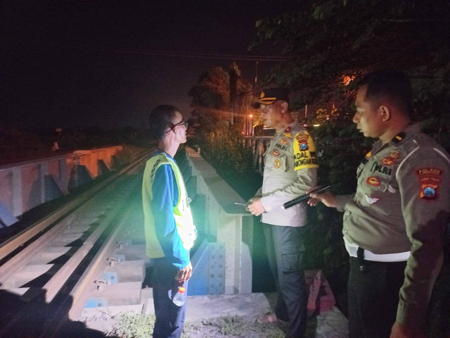 Polisi memeriksa lokasi Tyasrini (52) tertemper kereta api (KA) 125 Harina jurusan Surabaya - Bandung di KM 186+5 petak Jalan Lamongan - Surabaya, Kelurahan Sukorejo, Kecamatan/Kabupaten Lamongan. Foto: dok. Polres Lamongan