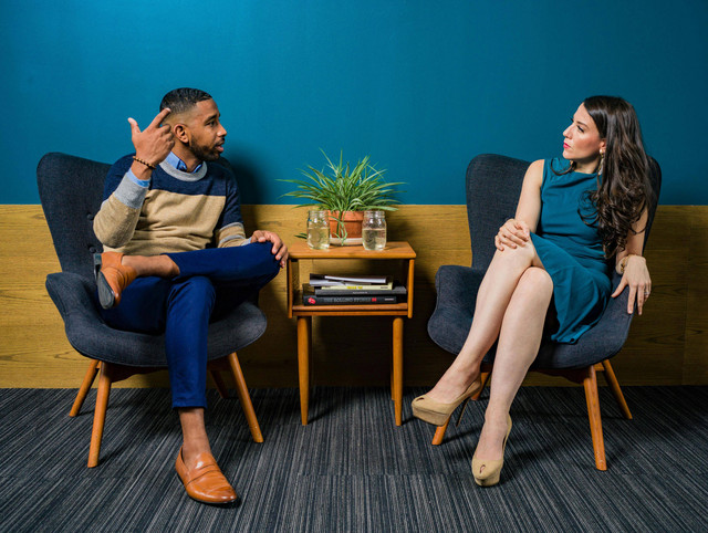 Ilustrasi contoh dialog untuk Tv talk show dalam bahasa Inggris. Sumber: Pexels/Jopwell