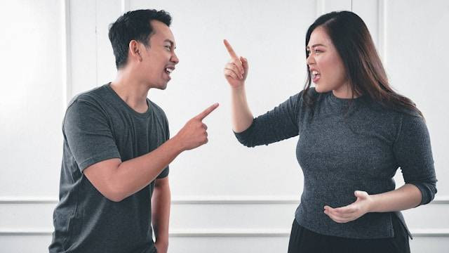 Ilustrasi kenapa suami tidak pernah minta maaf. Foto: Afif Ramdhasuma/Unsplash