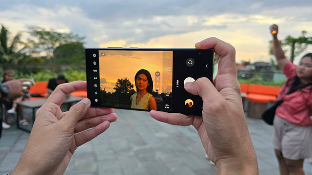 Membidik objek dengan fitur kamera Pro Mode di Samsung Galaxy S24 Ultra. Foto: Muhammad Fikrie/kumparan