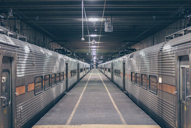 Jam operasional KRL 2024. Foto hanya ilustrasi, bukan yang sebenarnya. Sumber: Pexels/Josh Sorenson