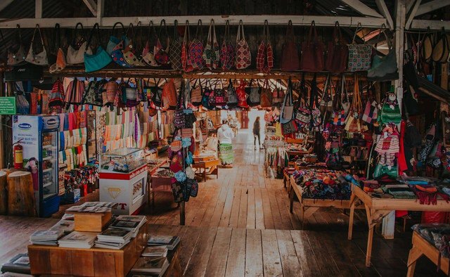 Aktivitas di Pasar Santa Jakarta. Foto hanya ilustrasi, bukan yang sebenarnya. Sumber: Pexels/Min An