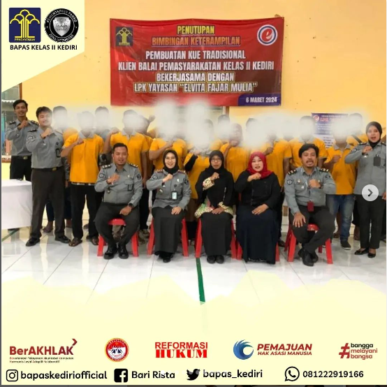 Pulihkan kepercayaan diri klien, Bapas Kediri ajak klien belajar membuat kue tradisional.