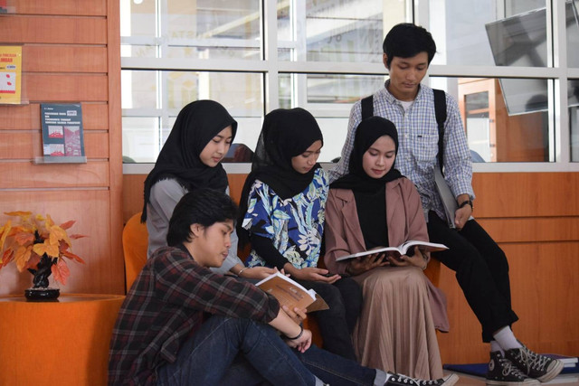 Kegiatan mahasiswa di perpustakaan. Menyambut datangnya bulan suci Ramadan, Unusa mempunyai program promo PMB tahun 2024. Foto: Humas Unusa