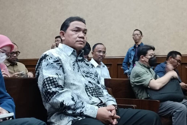 Anggota III Badan Pemeriksa Keuangan (BPK) RI nonaktif Achsanul Qosasi tiba di ruang sidang PN Jakarta Pusat, Kamis (7/3/2024). Foto: Hedi/kumparan