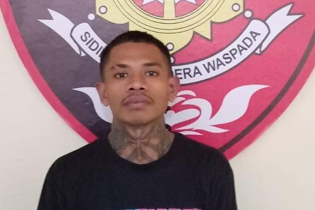 Tersangka dan barang bukti pencuri truk aki di Bali. Foto: Polda Bali