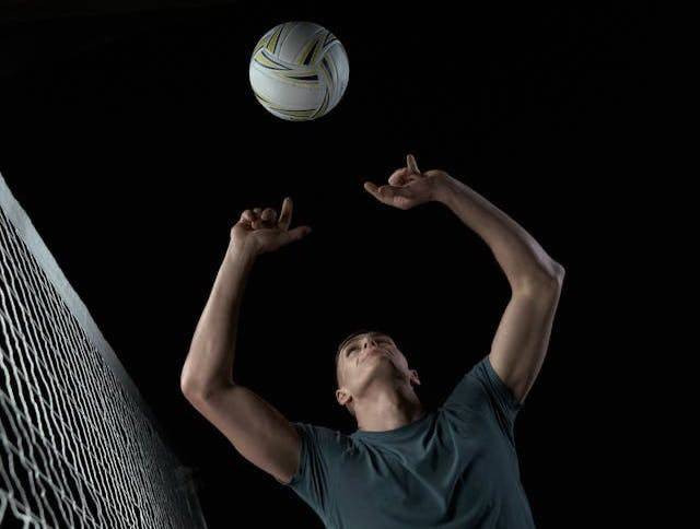 Ilustrasi posisi yang memiliki tugas sebagai pengumpan kepada smasher adalah setter. Foto: Pexels/cottonbro studio