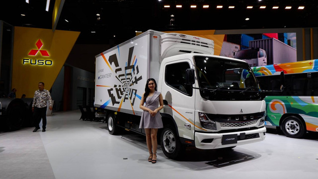 Truk Fuso eCanter di pameran GIICOMVEC 2024. Foto: Aditya Pratama Niagara/kumparan