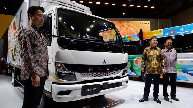 Truk Fuso eCanter di pameran GIICOMVEC 2024.  Foto: Aditya Pratama Niagara/kumparan