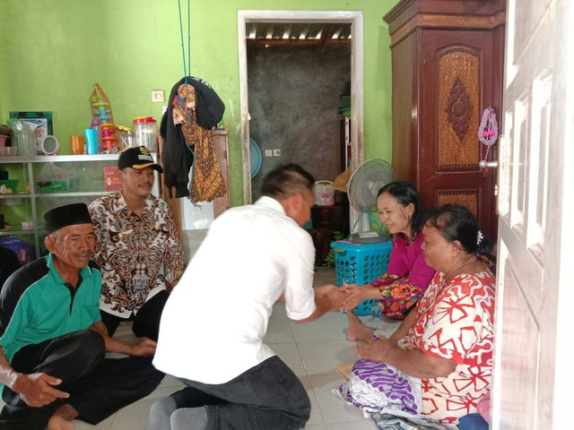 Penjabat (Pj) Gubernur Jawa Barat (Jabar), Bey Machmudin, saat turun langsung meninjau warga terdampak banjir di Kabupaten Cirebon timur, Kamis (7/3). Foto: Tarjoni/Ciremaitoday