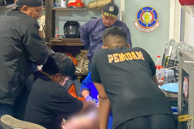 Petugas pemadam kebakaran (damkar) Kota Batu membantu melepaskan ring atau cincin yang tersangkut di alat kelamin seorang remaja pria. Foto: Damkar Kota Batu