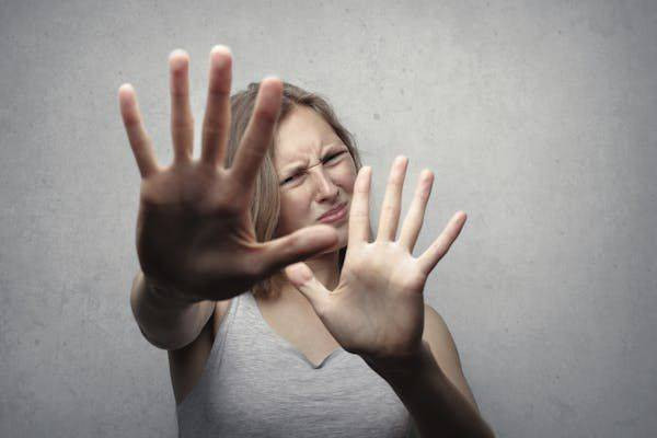 Ilustrasi contoh diskriminasi di lingkungan kerja. Sumber foto: Pixabay/Andrea Piacquadio