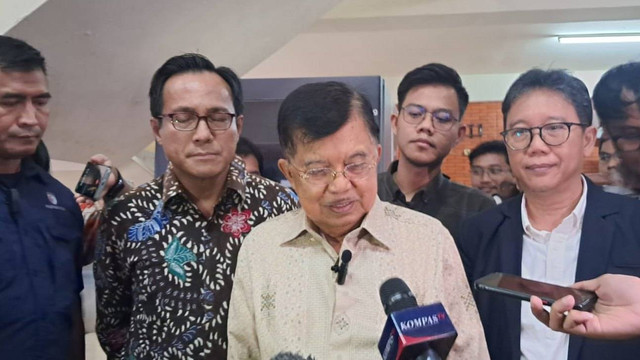 Jusuf Kalla usai menghadiri Election Talks di FISIP UI, Depok, Kamis (7/3/2024). Foto: Annisa Thahira Madina/kumparan