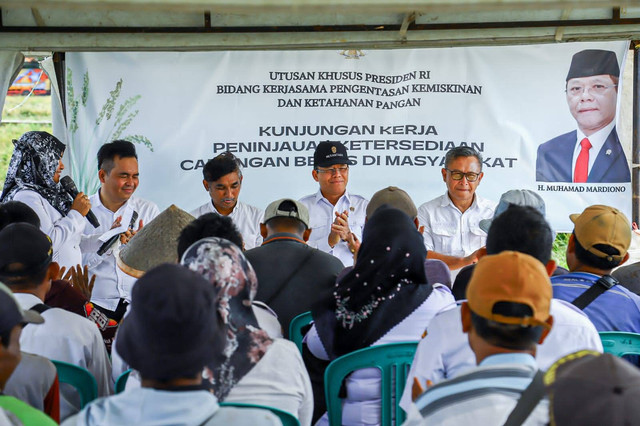 Utusan Khusus Presiden (UKP) Bidang Kerja Sama Pengentasan Kemiskinan dan Ketahanan Pangan Muhamad Mardiono kunjungan kerja ke kelompok tani di Desa Purwamekar, Kecamatan Rawamerta, Kabupaten Karawang, Jawa Barat, Rabu (6/3). Foto: Dok. Istimewa
