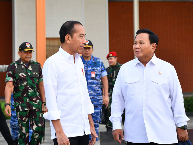 Presiden Joko Widodo (tengah) ditemani Menteri Pertahanan, Prabowo Subianto, bertolak menuju Provinsi Jawa Timur, dalam rangka kunjungan kerja, Jumat, (8/3). Foto: Dok. Rusman - Biro Pers Sekretariat Presiden