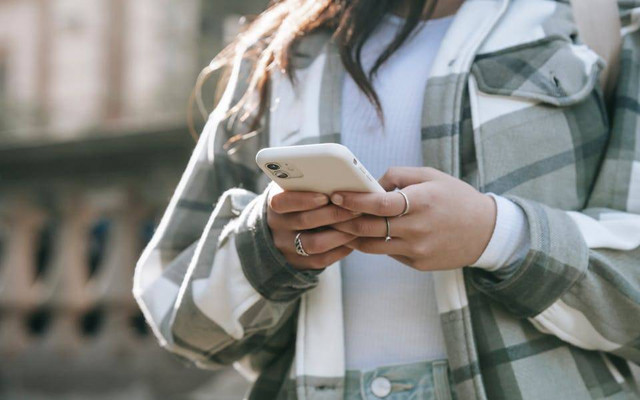 Ilustrasi contoh feminine energy di chat. Sumber: Charlotte May/pexels.com