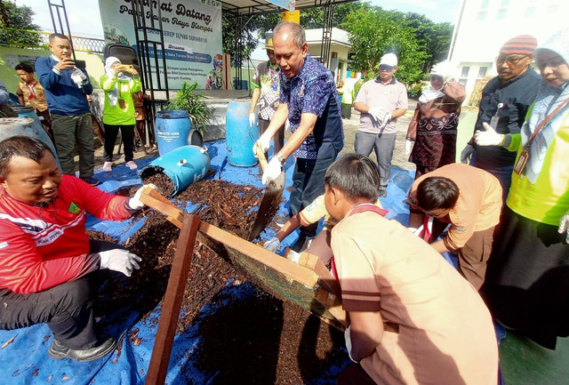 Kepala Dinas Pendidikan (Kadispendik) Kota Surabaya Yusuf Masruh saat memimpin acara panen raya kompos SDN Sambikerep II, Jumat (8/3). Foto-foto: Masruroh/Basra