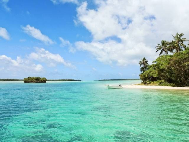 Pantai Song Tepo di Nusa Ceningan. Foto hanya ilustrasi bukan tempat sebenarnya. Sumber foto: Unsplash.com/Sébastien Jermer