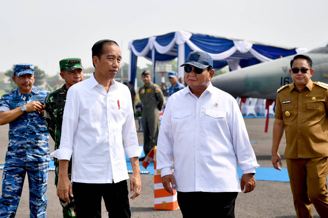 Presiden Jokowi bersama Menhan Prabowo Subianto meninjau alutsista di TNI di Pangkalan TNI AU Iswahjudi, Kabupaten Magetan, Jumat (8/3). Foto: Dok. Rusman - Biro Pers Sekretariat Presiden
