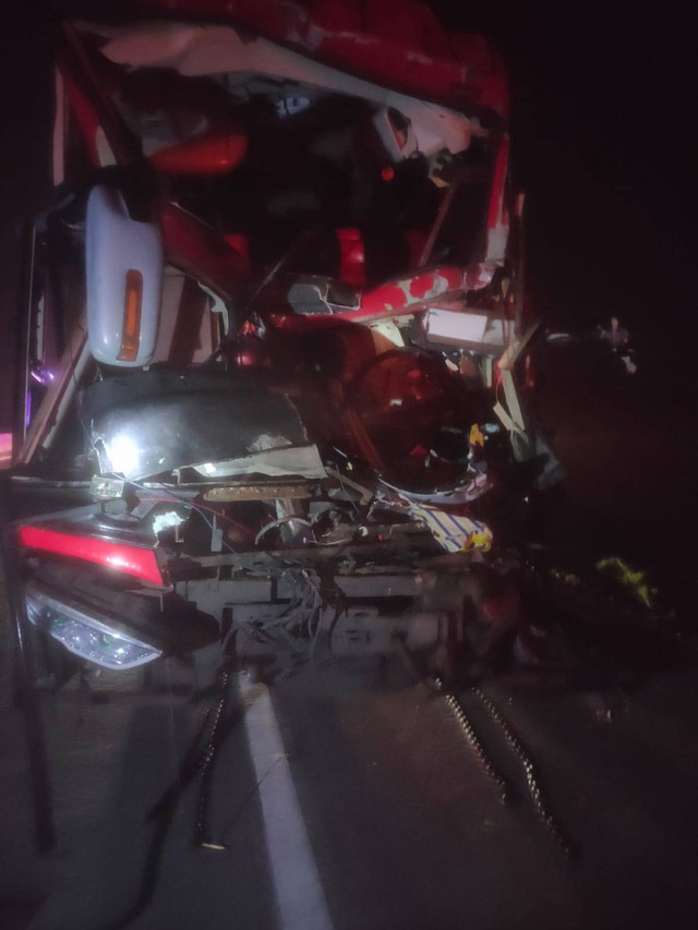 Bus Madu Kismo tabrakan dengan Truk Fuso di Jalan Tol Ngawi-Solo KM 589.800A, tepatnya masuk Desa Klampisan Kecamatan Geneng, Kabupaten Ngawi pada Jumat (8/3/2024) dini hari. Foto: Dok. Polres Ngawi