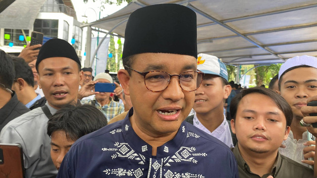 Capres nomor urut 01, Anies Baswedan, di Masjid Raya Bintaro Jaya, Tangerang Selatan, Jumat (8/3/2024). Foto: Zamachsyari/kumparan
