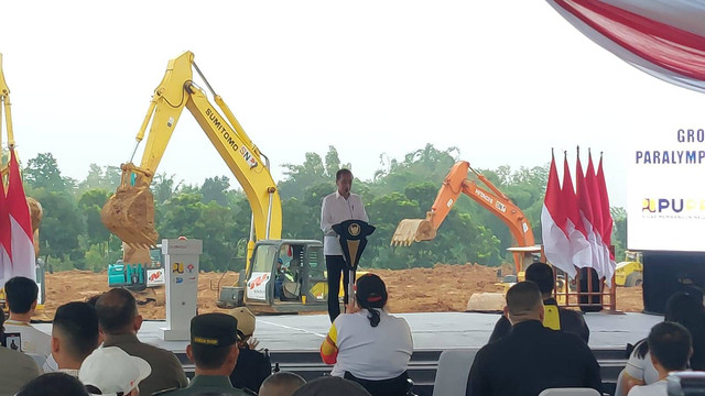 Presiden Joko Widodo (Jokowi) sambutan pada acara peletakan batu pertama pembangunan Training Center (TC) Atlet National Paralimpic Committee (NPC) di Kelurahan Delingan, Kecamatan Karanganyar, Jumat (8/3). Foto: Dok. kumparan