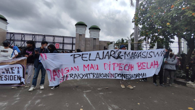 Pelajar dan mahasiswa menolak hak angket dan pemakzulan presiden berunjuk rasa di depan Gedung DPR RI, Jakarta Pusat, Jumat (8/3/2024). Foto: Jonathan Devin/kumparan