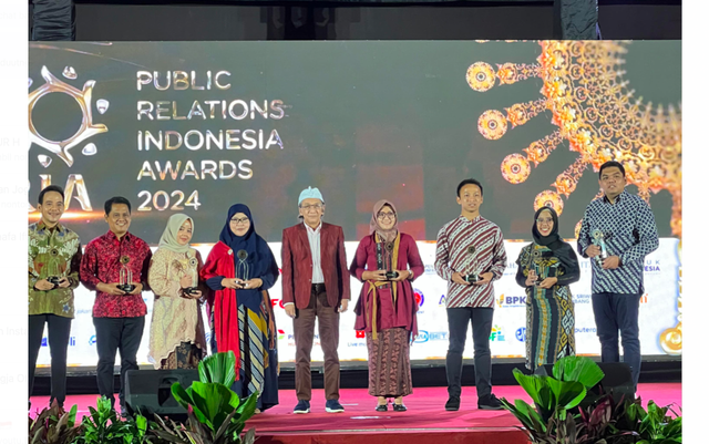 Sesi foto bersama para penerima PR Awards 2024 di Denpasar, Bali, Kamis (7/3). Foto: Dok. UNISA Yogya