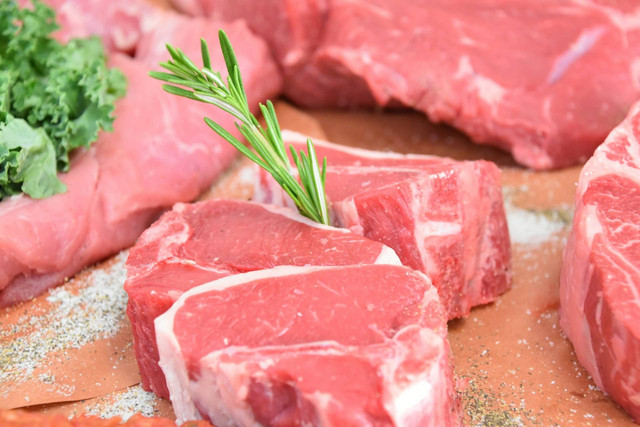 Ilustrasi Daging Sapi yang Dibuat Dendeng Harus Terlebih Dahulu. Sumber: Unsplash/Cindie Hansen