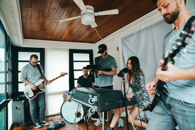 Jelaskan Pengertian Musik Ansambel, Sumber Unsplash Kal Visuals