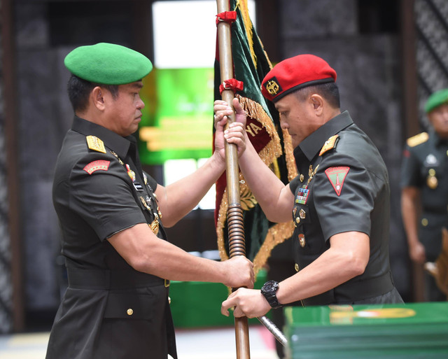 Kepala Staf Angkatan Darat (Kasad) Jenderal TNI Maruli Simanjuntak, M.Sc. memimpin Serah Terima Jabatan (Sertijab) 14 jabatan strategis di lingkungan TNI AD. Foto: TNI AD
