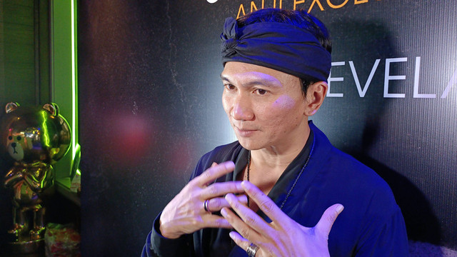 Penyanyi Anji gelar mini showcase sekaligus rilis single baru berjudul 'Orang Yang Berbeda' di Kawasan Kemang, Jakarta. Foto: Aprilandika Pratama/kumparan