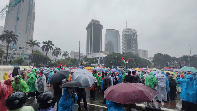 Sejumlah massa aksi bela Palestina di depan Kedubes AS melakukan longmarch ke Bundaran HI, Jakarta Pusat pada Sabtu (9/3). Foto: Jonathan Devin/kumparan
