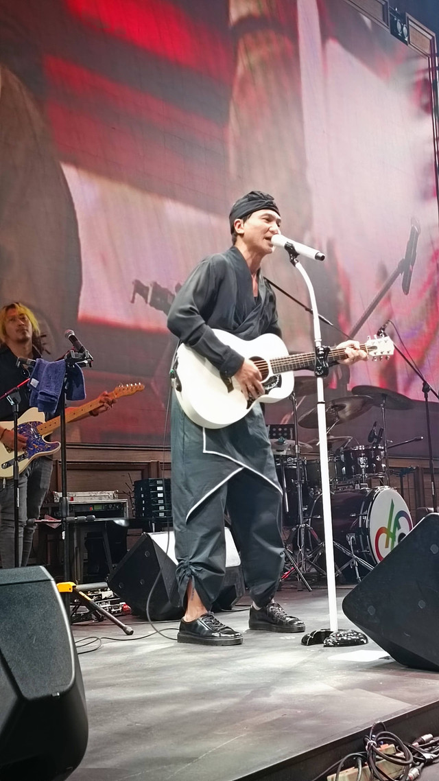 Penyanyi Anji Gelar Mini Showcase Sekaligus Rilis Single Baru Berjudul 'Orang Yang Berbeda' di Kawasan Kemang. Foto: Aprilandika Pratama/kumparan