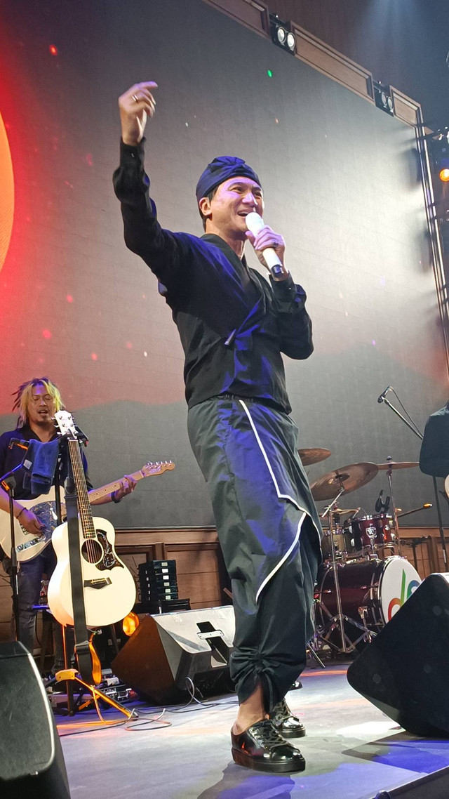 Penyanyi Anji Gelar Mini Showcase Sekaligus Rilis Single Baru Berjudul 'Orang Yang Berbeda' di Kawasan Kemang. Foto: Aprilandika Pratama/kumparan