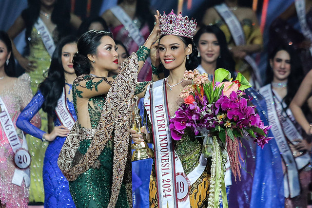 Puteri Indonesia 2023 Farhana Nariswari (kiri) memakaikan mahkota kepada Puteri Indonesia 2024 terpilih Harashta Haifa Zahra (kanan) pada malam puncak Grand Final Pemilihan Puteri Indonesia 2024 di Jakarta Convention Center Jakarta, Jumat (8/3). Foto: ANTARA FOTO/Asprilla Dwi Adha