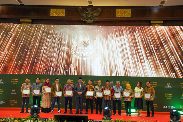 BRI terima penghargaan dari BAZNAS Awards 2024. Foto: Dok. BRI