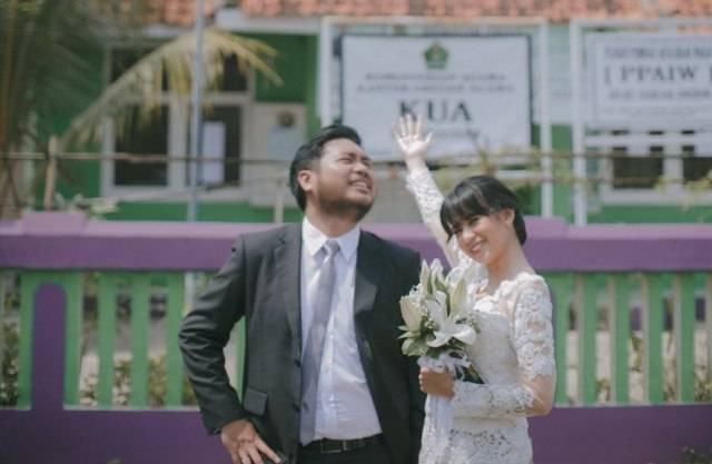 Pasangan usai memikah di KUA. Melangsungkan akad nikah di KUA kini menjadi tren di Gen Z, mesikipun kerap ditentang orang tua. Foto: Dok. Istimewa