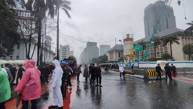 Massa aksi bela Palestina di depan Kedubes AS, Jakarta Pusat membubarkan diri. Lalu lintas kembali dibuka, Sabtu (9/3). Foto: Jonathan Devin/kumparan
