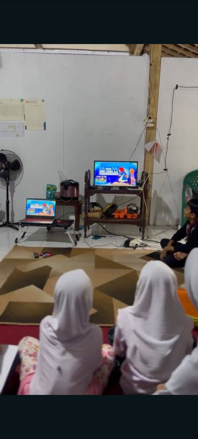 anak-anak yang menonton film kisah nabi melalui tv, Sumber : Dokumentasi pribadi