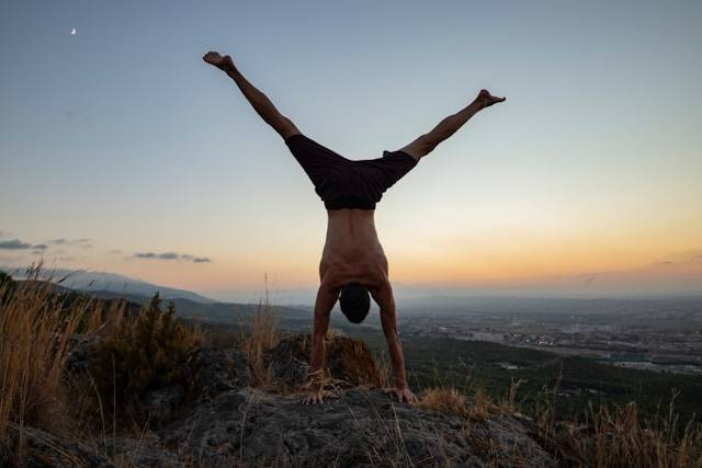 Apa yang dimaksud dengan gerakan meroda dalam senam lantai. Foto hanya ilustrasi. Sumber foto: Unsplash/Eduardo