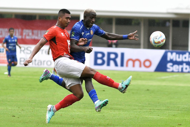 Pesepak bola Persiraja Banda Aceh Mahamane Toure (kanan) berebut bola dengan pesepak bola Malut United FC Al Muzzani (kiri) pada pertandingan perebutan juara tiga Liga 2 di Stadion Madya, Senayan, Jakarta, Sabtu (9/3/2024). Foto: Fakhri Hermansyah/ANTARA FOTO
