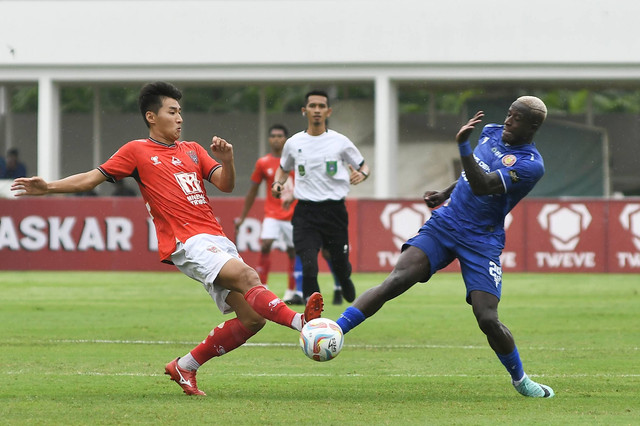 Pesepak bola Persiraja Banda Aceh Mahamane Toure (kanan) berebut bola dengan pesepak bola Malut United Fc Adam Maulana (kiri) pada pertandingan perebutan juara tiga Liga 2 di Stadion Madya, Senayan, Jakarta, Sabtu (9/3/2024). Foto: Fakhri Hermansyah/ANTARA FOTO