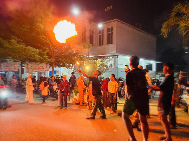 Atraksi obor sambut Ramadhan di Kampung Baru Raya, Bandar Lampung, Sabtu (9/3/2024) | Foto: Roza Hariqo / Lampung Geh