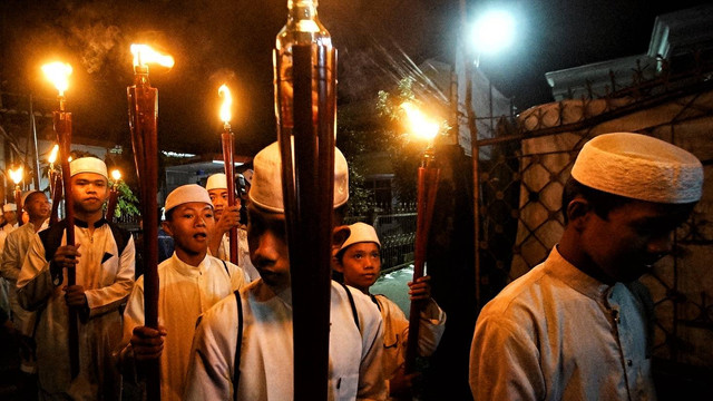 Ratusan santri dan jamaah Majelis An-Nur yang ikut memeriahkan pawai obor yang menjadi tradisi tahunan jelang ramadan di Palembang, Sabtu (9/3) Foto: ary priyqlanto/urban id