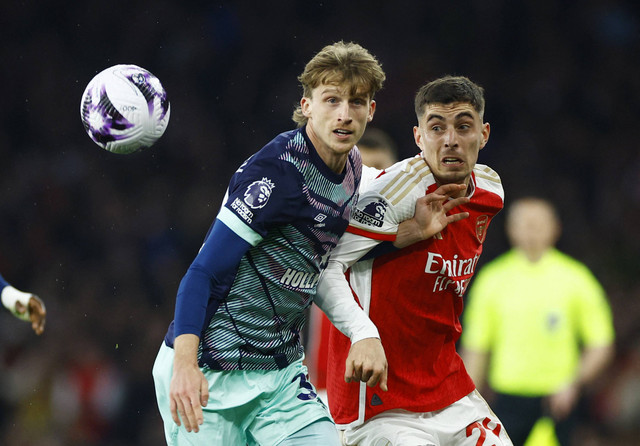Mads Roerslev duel dengan Kai Havertz saat Arsenal vs Brentford dalam laga pekan ke-28 Liga Inggris 2023/24 di Stadion Emirates pada pada Minggu (10/3) dini hari WIB. Foto: Action Images via Reuters/John Sibley