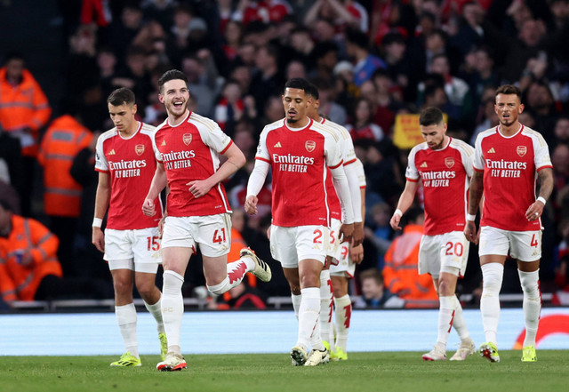 Selebrasi gol Declan Rice bersama rekan-rekannya saat Arsenal vs Brentford dalam laga pekan ke-28 Liga Inggris 2023/24 di Stadion Emirates pada pada Minggu (10/3) dini hari WIB.  Foto: REUTERS/David Klein